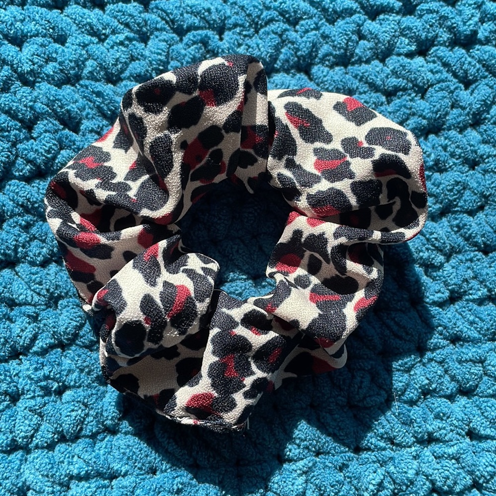 Cheetah scrunchie 🖤